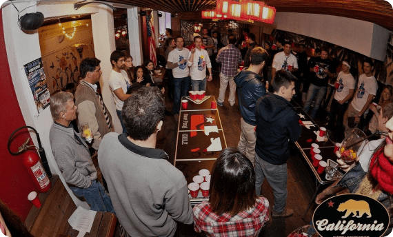 Además, organizamos competiciones de fútbol de mesa y hockey de mesa, donde puedes poner a prueba tus habilidades o simplemente divertirte con amigos.